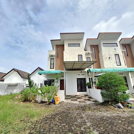 Villa Estetik Di มะลัง ภายนอก รูปภาพ
